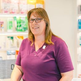 Pharmazeutisch-Kaufmännische Assistentin Brigitte Steinkeller in der Fischl Apotheke in Klagenfurt am Wörthersee