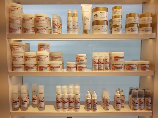 Regal mit Kosmetikprodukten der Fischl Apotheke in Klagenfurt am Wörthersee