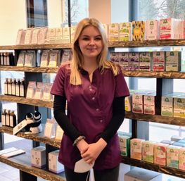 Lehrling Lea Weissenberger der Fischl Apotheke in Klagenfurt am Wörthersee