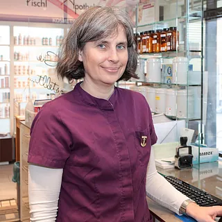 Pharmazeutisch-Kaufmännische Assistentin Pia Abraham in der Fischl Apotheke in Klagenfurt am Wörthersee