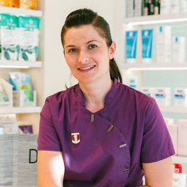 Pharmazeutin Mag. Natasa Antunovic in der Fischl Apotheke in Klagenfurt am Wörthersee