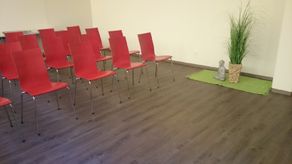 Der Seminarraum der Fischl Apotheke in Klagenfurt am Wörthersee, geräumiger Saal mit roten Stühlen