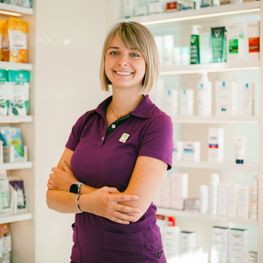 Pharmazeutisch-Kaufmännische Assistentin Lisa Müller in der Fischl Apotheke in Klagenfurt am Wörthersee