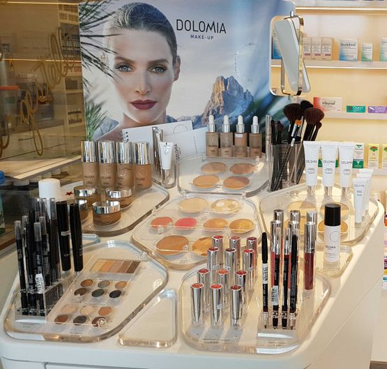 Verschiedene Kosmetikprodukte in der Fischl Apotheke in Klagenfurt am Wörthersee