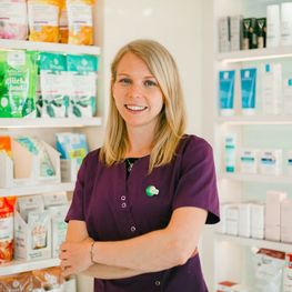 Pharmazeutisch-Kaufmännische Assistentin Sarah Puck in der Fischl Apotheke in Klagenfurt am Wörthersee