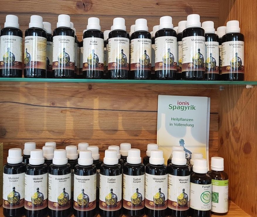 Regal mit Ionis Spagyik Tropfen in der Fischl Apotheke ind Klagenfurt am Wörthersee