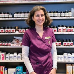 Pharmazeutin Mag. Teresa Samitz in der Fischl Apotheke in Klagenfurt am Wörthersee