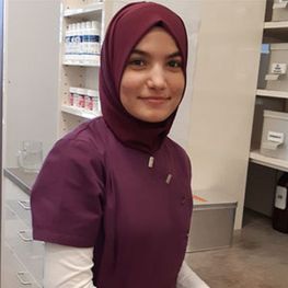 Lehrling Aysegül Özgür der Fischl Apotheke in Klagenfurt am Wörthersee