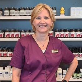 Pharmazeutin Mag. Dr. Helga Auer-Kletzmayr in der Fischl Apotheke in Klagenfurt am Wörthersee